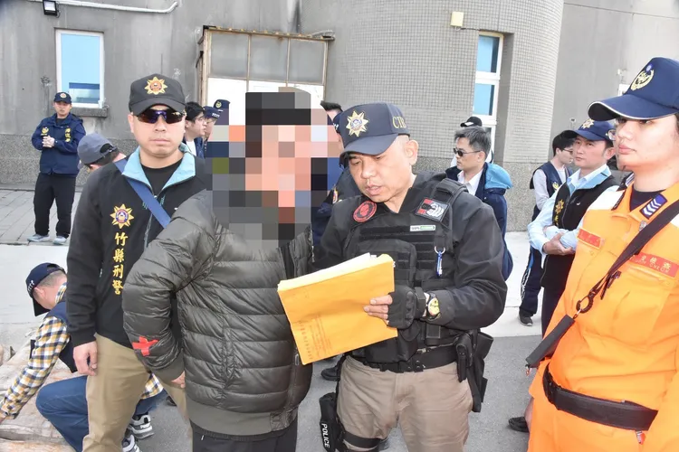 警方逮捕走私毒品嫌犯。竹北警分局提供