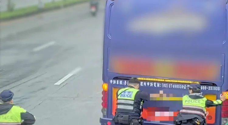 警方揮汗推車。警方提供