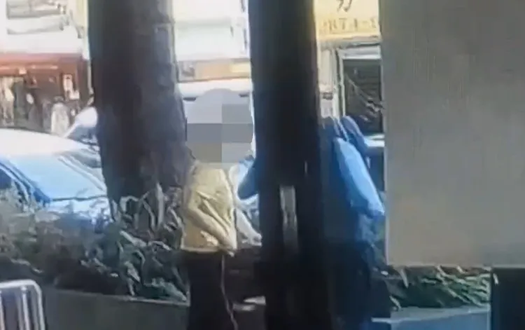 女車手向男被害人準備收款，全在警方監控下。翻攝畫面