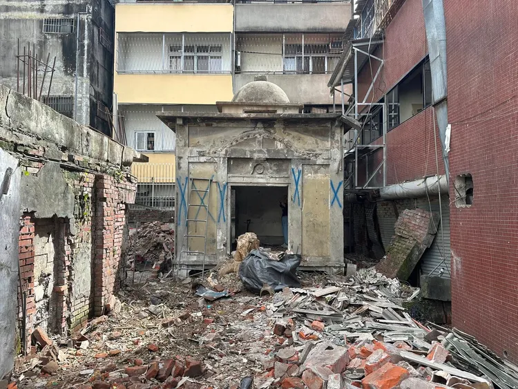 這棟造型獨特的老建物位於台中市中區錢櫃KTV附近。翻攝黃守達臉書