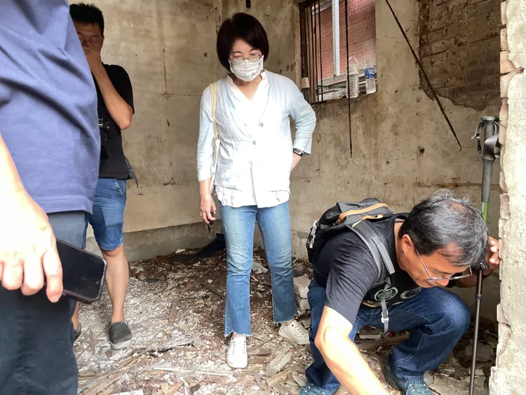 文化局陳佳君局長（中）今上午8時親率文資委員及文資處長赴現場現勘。市府提供