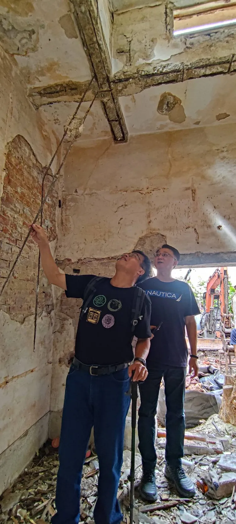 文資委員勘查建物結構。市府提供