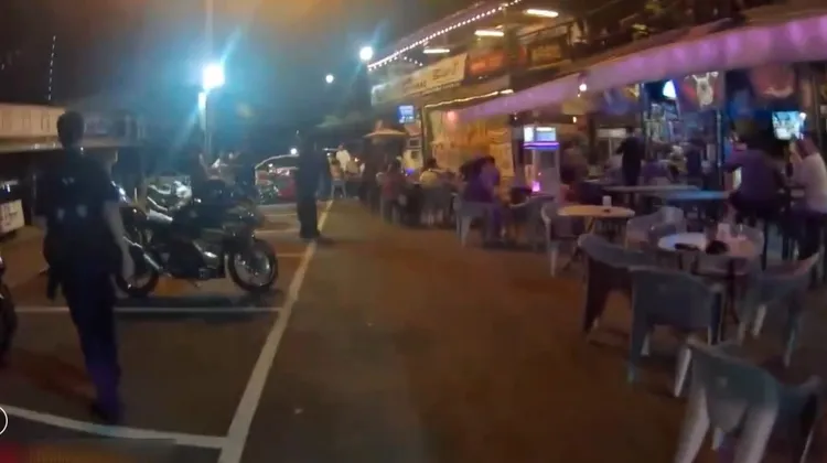 警方到場時打架鬧事已散場，經調監視器畫面找到2名打架的車聚騎士。翻攝畫面