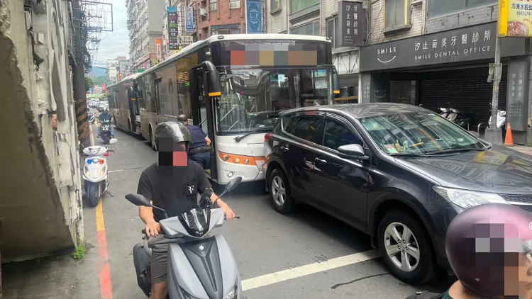 公車再追撞前方小客車。警方提供