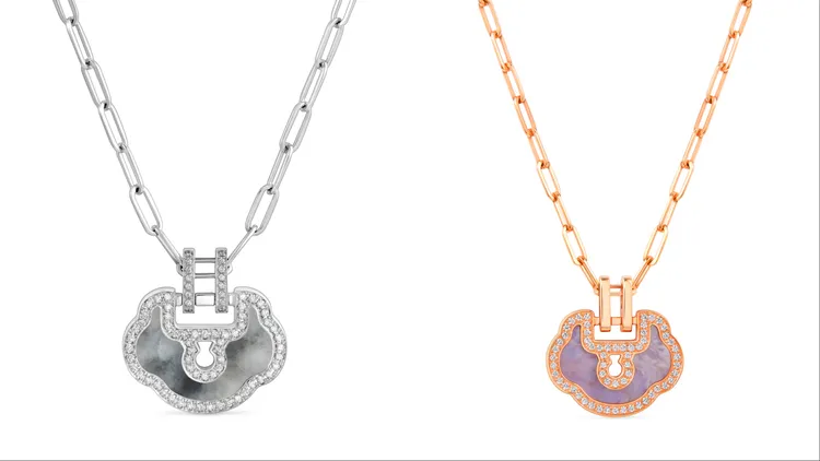 水墨翡翠項鍊、紫翡翠項鍊分別帶來山水畫意境、紫氣東來含義。品牌提供