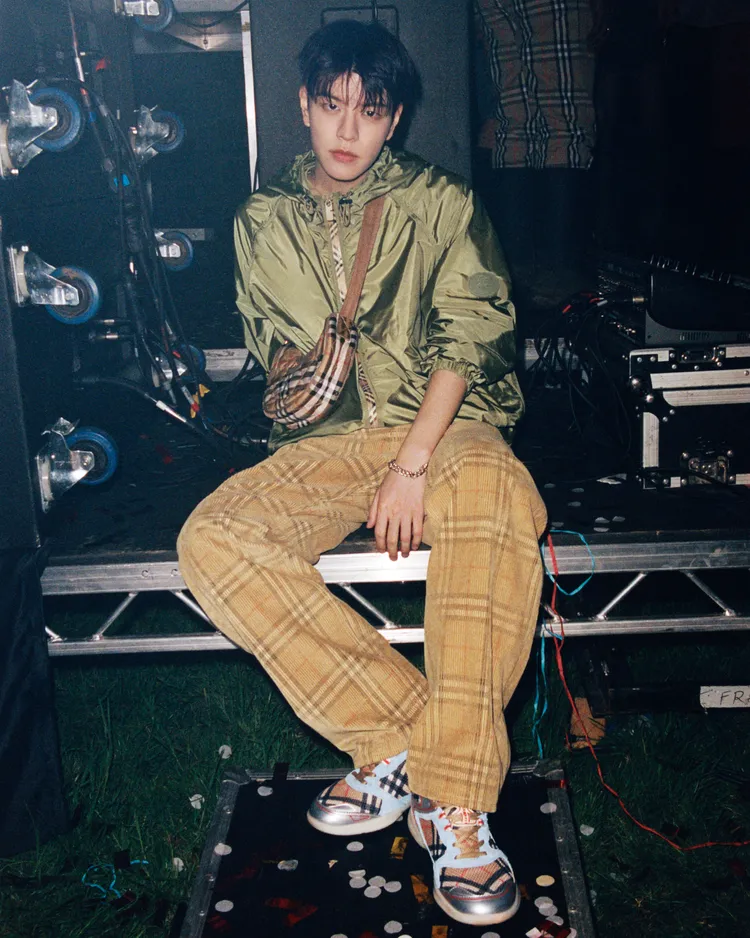 Stray Kids金昇玟以格紋造型穿出帶英倫氣息的潮流魅力。品牌提供