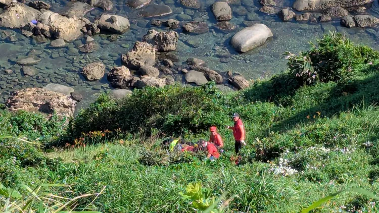 救難人員在忘憂谷80高地邊坡發現失去意識的蘇婦。翻攝照片