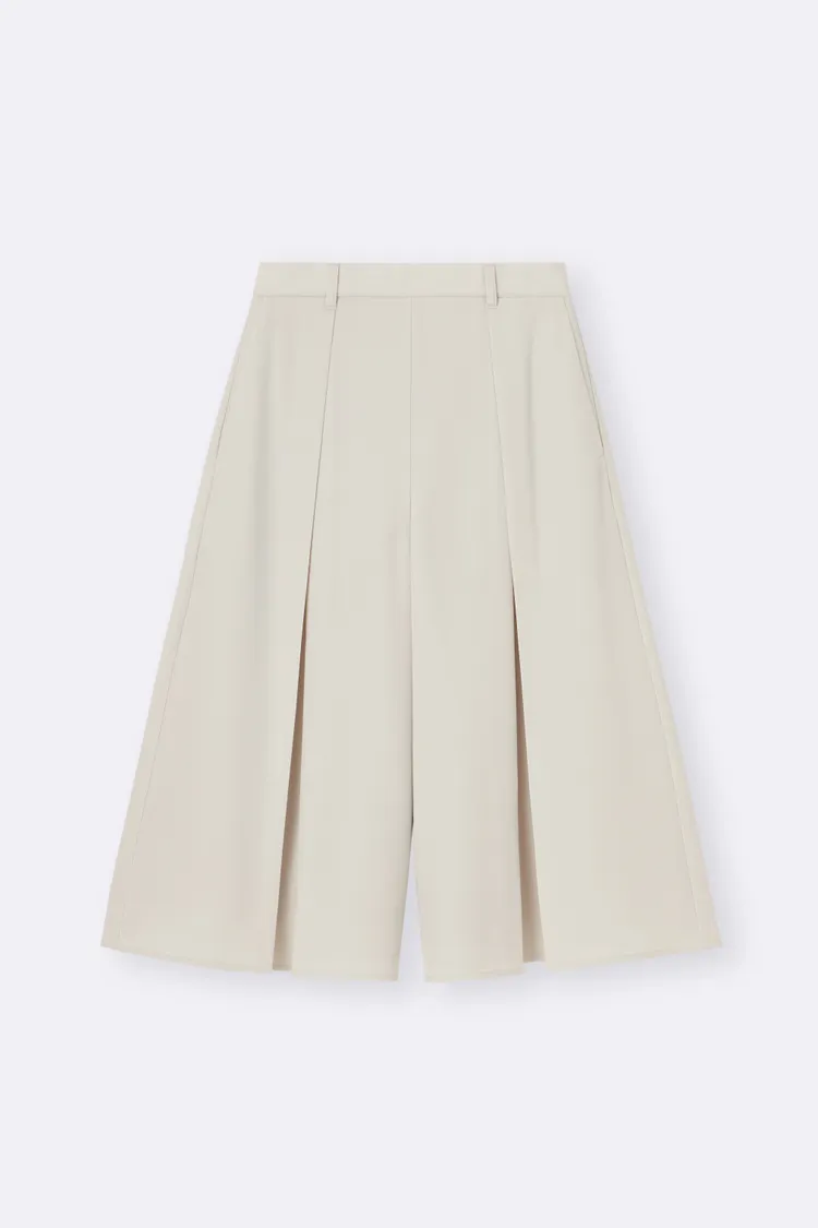 GU垂墜褲裙，890元。品牌提供