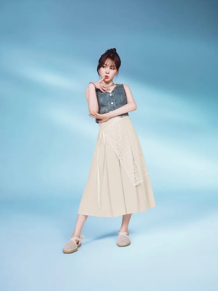 金采炫以垂墜感褲裙疊搭蕾絲綁帶片裙，甜美又有個性。品牌提供