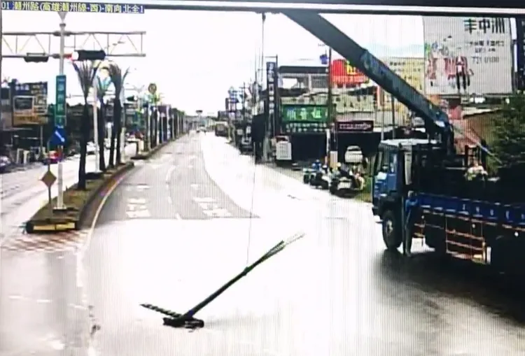 貨車掉落鋼筋，駕駛自行將鋼筋吊回車上。翻攝畫面