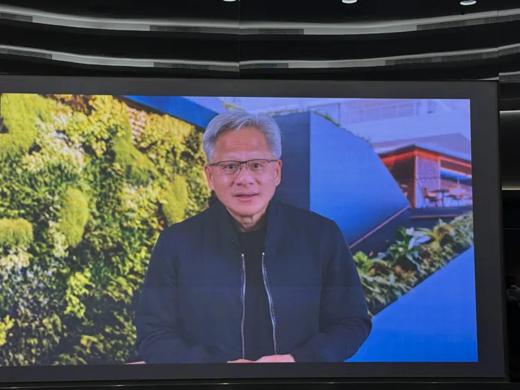 輝達執行長黃仁勳祝賀緯創竹北AI園區開幕。呂承哲攝