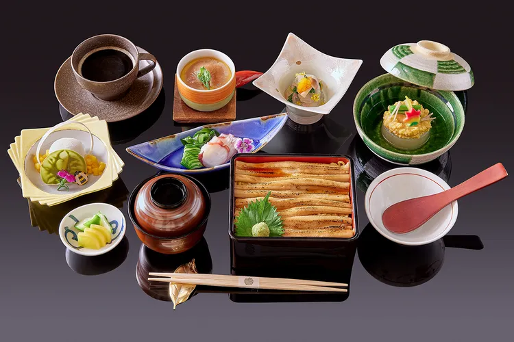 HAYASE日本料理於春夏旅展祭出「午間御膳」買五送一優惠，五套組合價5800元，平均每客967元，主菜可選炙燒星鰻重、海鮮散壽司或仙台鹽烤牛舌。JR東日本大飯店台北提供