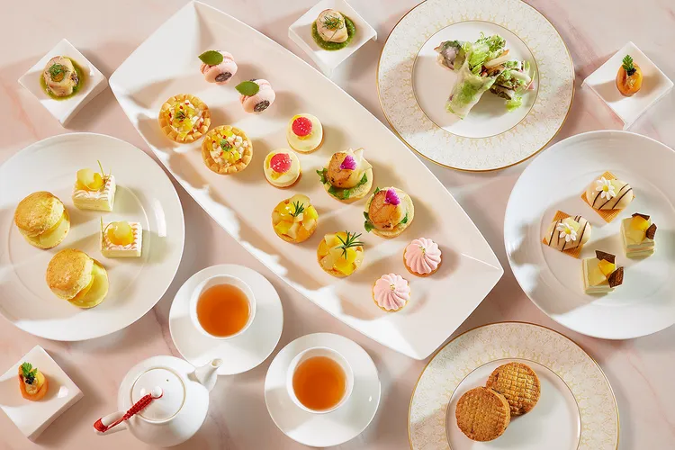 大廳酒吧PLATFORM月台町，享受貴婦級英式下午茶，每季更換主題的甜鹹點共11品，搭配精選咖啡或茶，旅展優惠價每套1250元，為品味生活之選。JR東日本大飯店台北提供