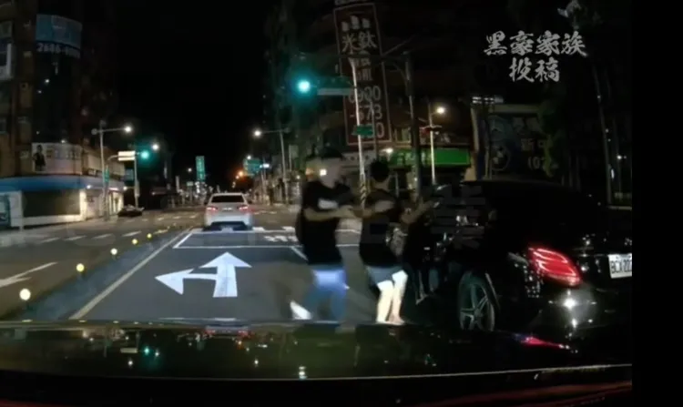 白車遭恐嚇毀損後，駕駛往前開走後，2名黑衣人迅速跑回車上開車，展開一場市區追逐。翻攝自「黑色豪門企業」