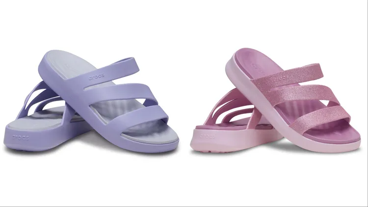 CROCS Getaway厚底涼拖鞋神秘紫（左）1580元、厚底涼拖鞋牛奶粉（右）1780元。品牌提供