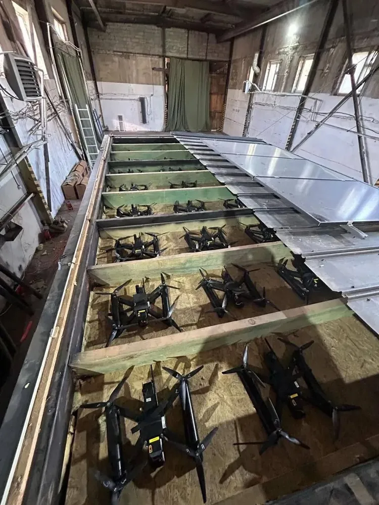 烏克蘭發動奇襲的無人機成本極為低廉。翻攝X@Ukrainefrontline