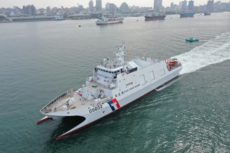 海巡人員守護海域安全。海巡署提供