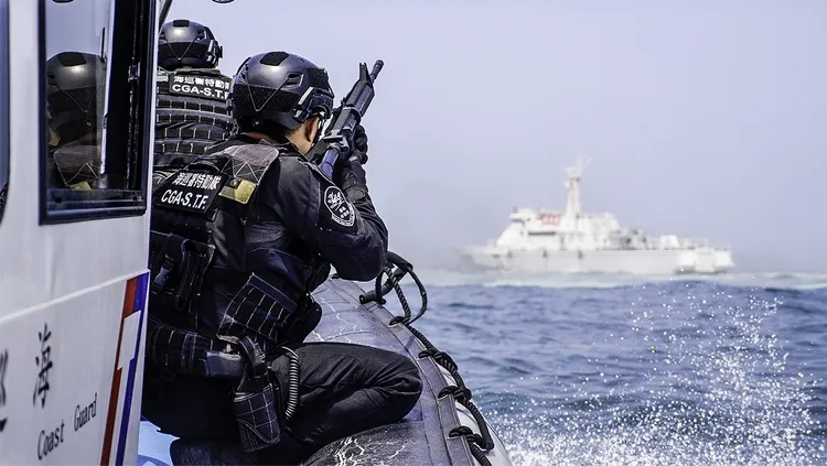 海巡人員全天候守護海防最前線。海巡署提供