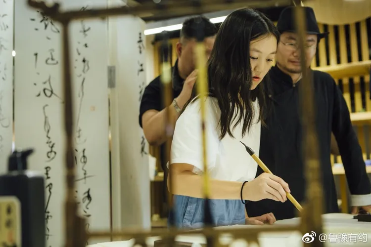 節目正好拍到李嫣在培德書院練書法。翻攝魯豫有約微博