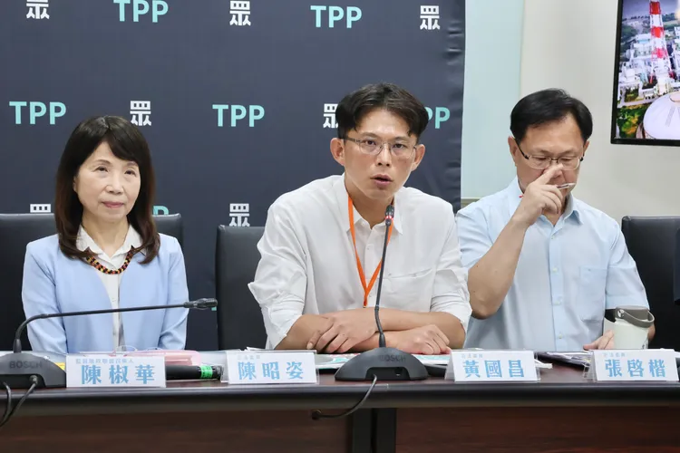 民眾黨團上午舉行「無照狂燒黑煤，誰在謀殺人民健康」記者會，黃國昌、副總召張啓楷、幹事長陳昭姿、黨團主任陳智菡、吳韋達、陳椒華、等人都到場。莊宗達攝