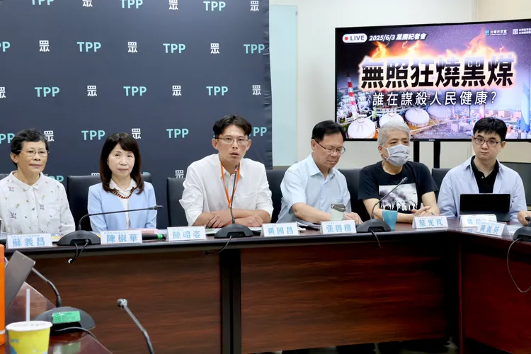 民眾黨團上午舉行「無照狂燒黑煤，誰在謀殺人民健康」記者會，黃國昌、副總召張啓楷、幹事長陳昭姿、黨團主任陳智菡、吳韋達、陳椒華、彰環盟研究員林政翰、高雄健康空氣行動聯盟理事長黃義英、爭好氣聯盟發起人許心欣、南部反空污大聯盟理事蘇義昌、彰化縣環境保護聯盟理事吳麗慧、台灣健康空氣行動聯盟發起人葉光芃、台灣蠻野心足生態協會律師蔡雅瀅等人都到場。莊宗達攝