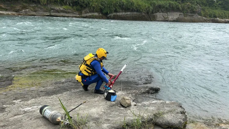 消防隊員在岸邊準備救援。翻攝記者爆料網