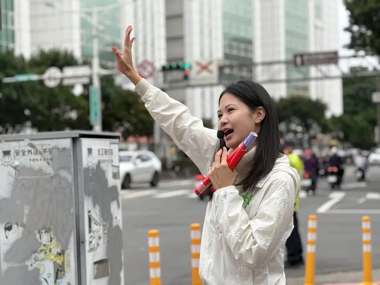 針對站路口拜票遭檢舉，林亮君強調已特別注意行車安全。資料照片