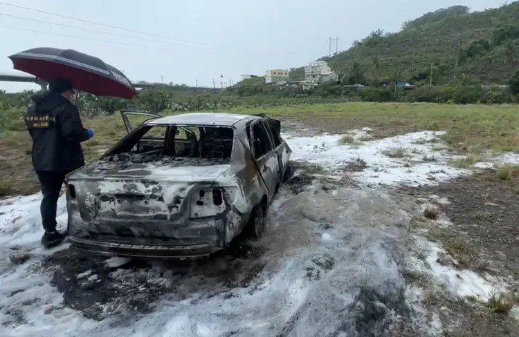 車內竟見一具焦屍，警方鑑識人員到場採證。
