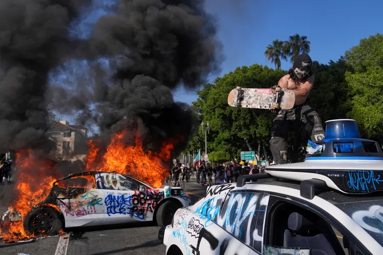 Waymo起火燃燒。美聯社