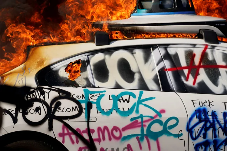 每輛造價490萬台幣的Waymo被縱火燒毀。路透