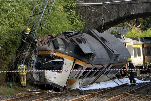 德國火車出軌「壓成廢鐵」4死多人傷!驚悚畫面曝