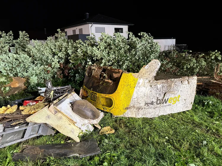 受損的列車車廂。美聯社