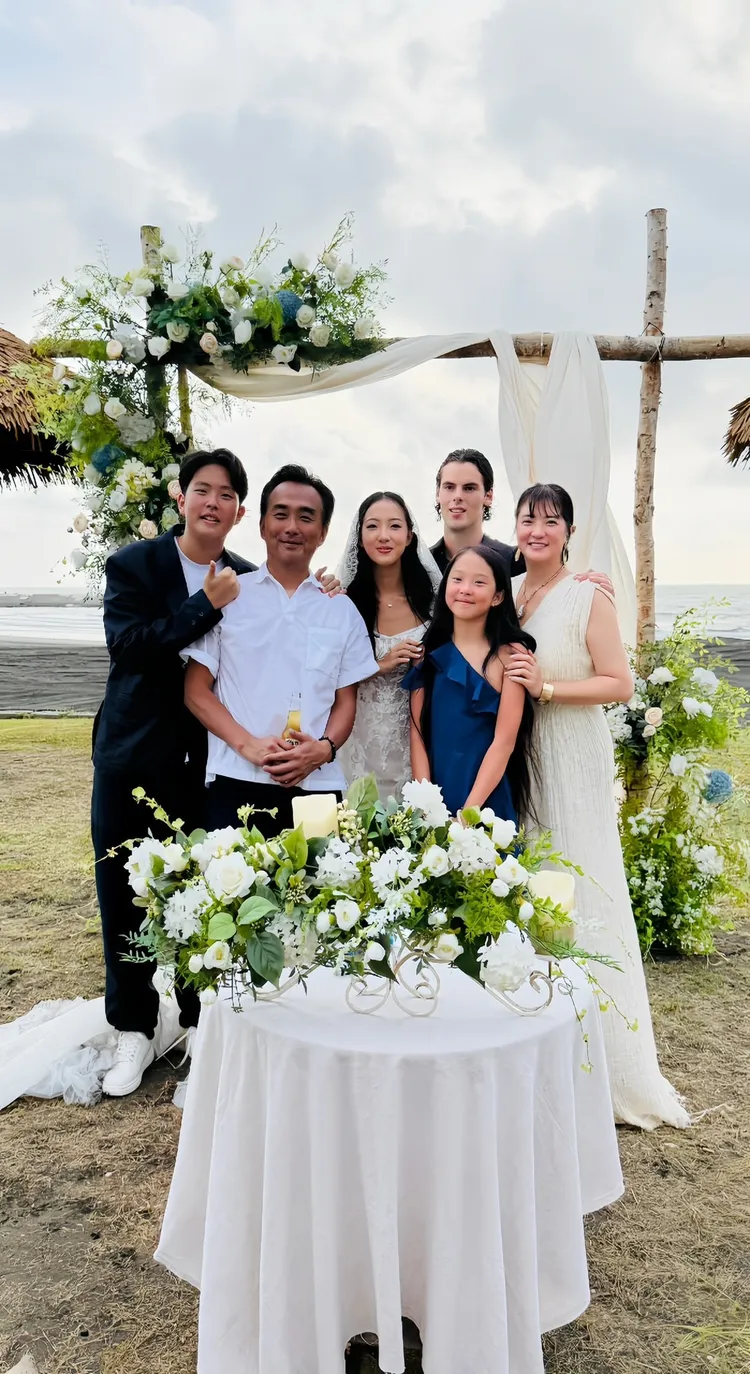 蔡岳勳、于小惠帶著兒子、小女兒，和蔡牧霏及老公Tyler這對幸福新人合影。于小惠提供