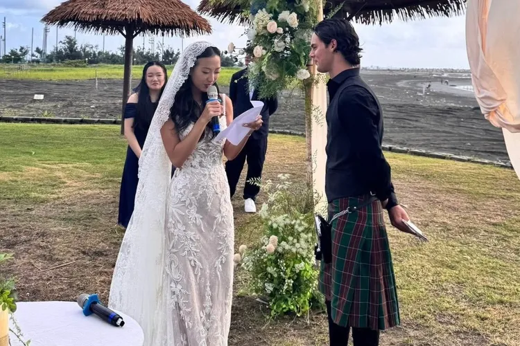 蔡牧霏（左）對丈夫Tyler訴說誓詞。翻攝自于小惠臉書