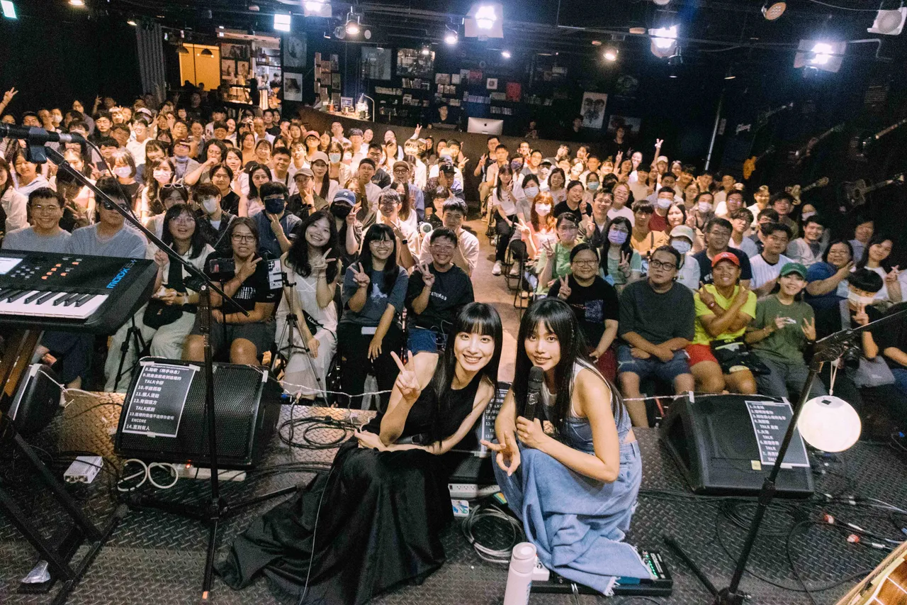 吳汶芳(右)、南西(左)與樂迷們開心大合照。理響音樂提供