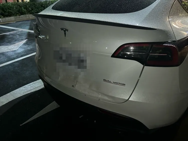 遭撞的特斯拉。警方提供