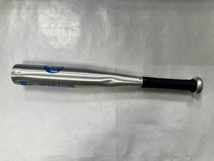 警方於國道路肩尋獲謝嫌殺人用的鋁棒。翻攝畫面