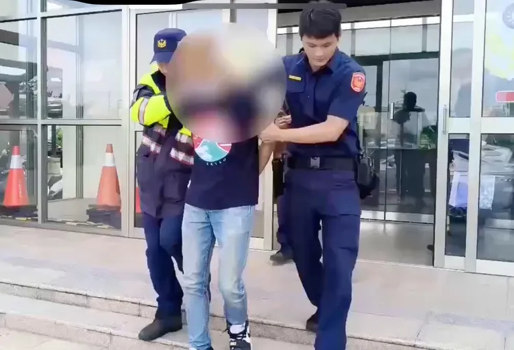 謝嫌犯案後逃往彰化伸港派出所投案，被關押後還崩潰大哭，要求要見媒體。翻攝畫面