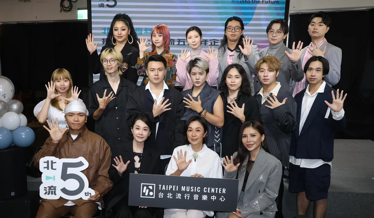 董事长黄韵玲集结众音乐才子佳人,推出纪念专辑。娱乐中心摄