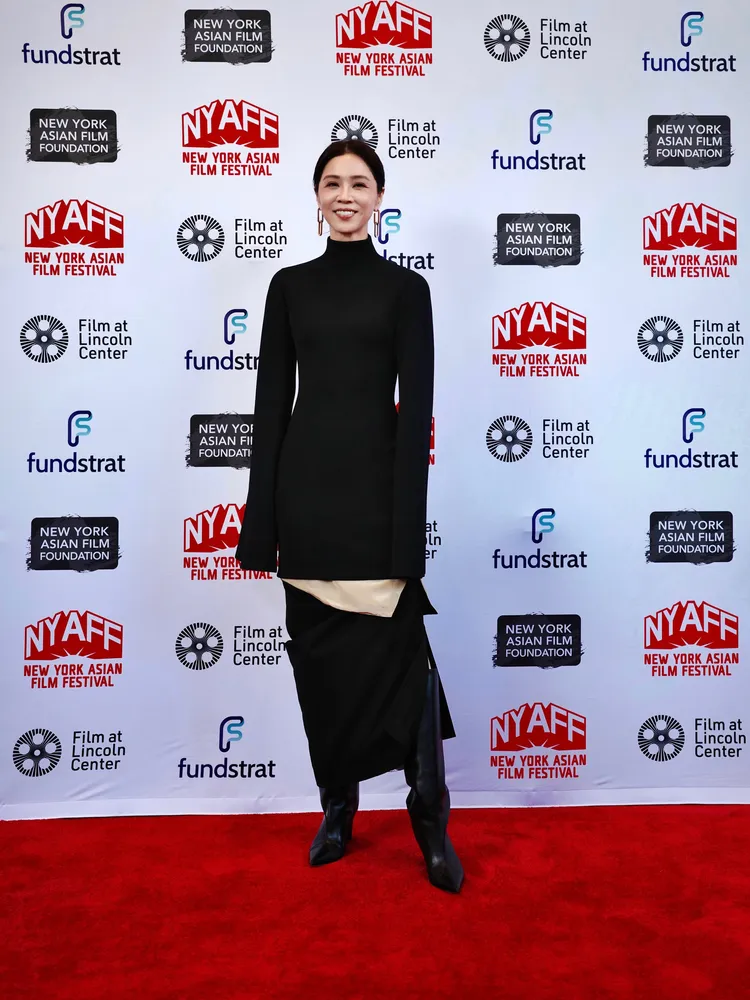 有影迷認出謝盈萱，要求合影，讓她受寵若驚。天地合提供