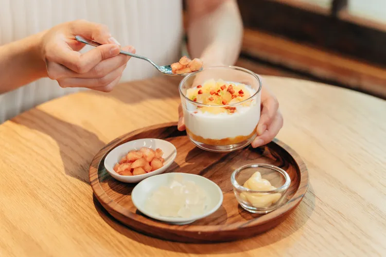 短講活動限定，民眾使用微笑蜜樂水果甜點原料，製作專屬水果優格杯。業者提供