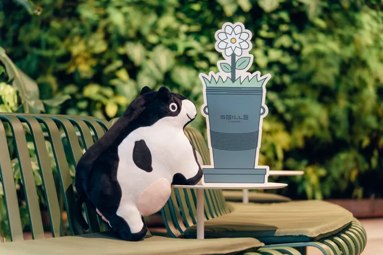 鮮乳坊吉祥物「牛牛」走入門市，打造期間限定療癒都市小公園。業者提供