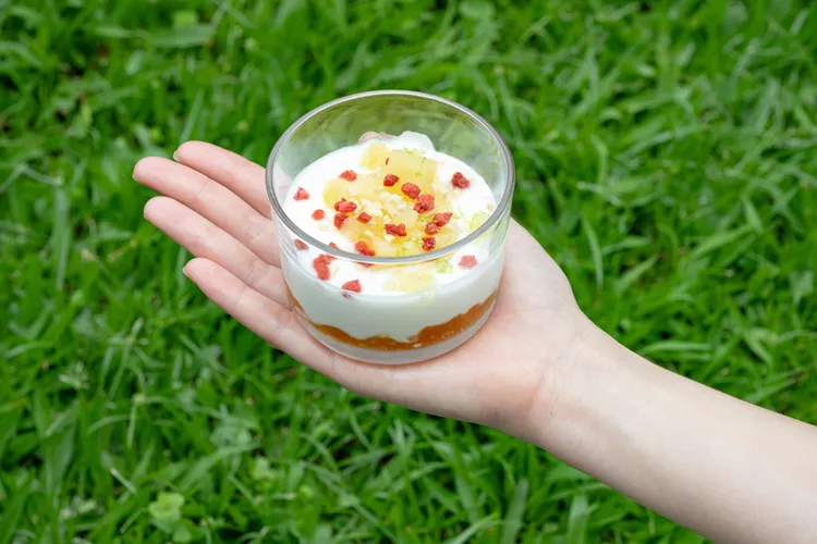 水果優格杯選用酸甜金棗果醬及爽脆鳳梨丁，搭配滑順的真優格，一口吃進多層療癒實感。業者提供