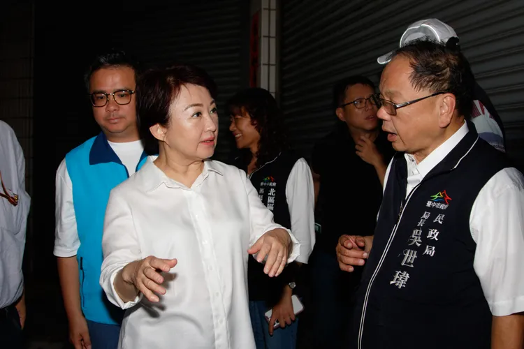 台中市長盧秀燕昨晚視察淹水情況，表示今晚會宣布明天是否停班停課。市府提供