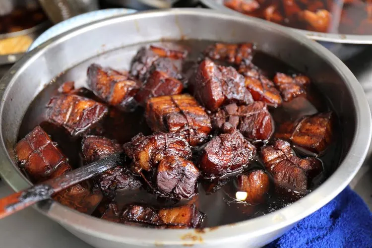 可以煮或購買豬腳麵線給父母長輩吃，能增添福報讓困難解除。示意圖／翻攝自鄭記豬腳飯臉書