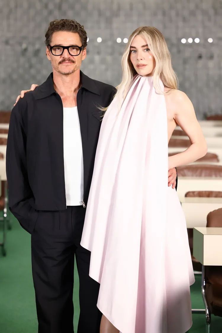 佩德羅帕斯卡（左）和凡妮莎寇比同框。漫威影業提供