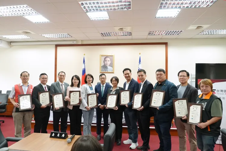 台灣國會評鑑藍綠白各有千秋。中華勞資事務基金會、台灣中區教授協會提供