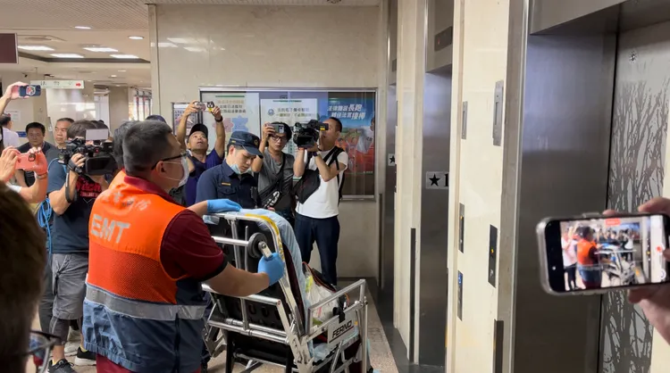 彭振聲在法庭外崩潰痛哭，醫護團隊送擔架進來北院。謝亞庭攝