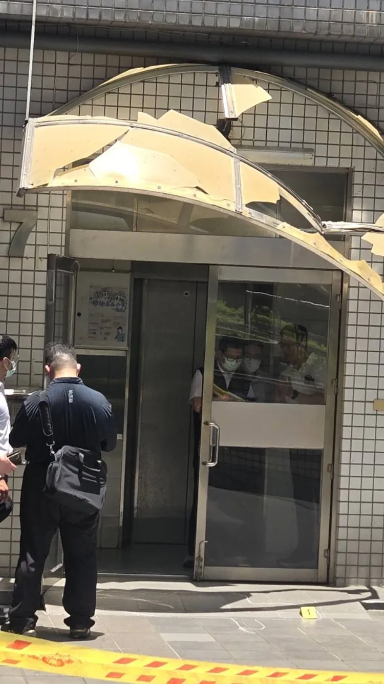 大樓遮雨棚疑遭被彭妻跌落撞破。翻攝畫面