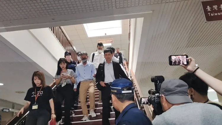 彭振聲(黑西裝外套)開庭前得知高雄的妻子輕生亡崩潰痛哭，在律師陪同下要趕赴高雄。張欽攝